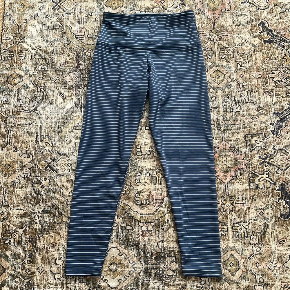 Onzie Striped Gray Leggings Size S/M 24” inseam Cool to touch